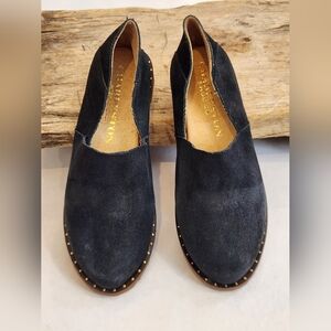 || CHARLESTON SHOE CO || Alton black suede flats, sz 6